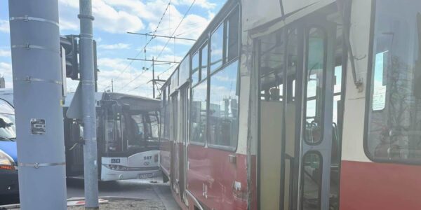 wypadek autobus z tramwajem Toruń